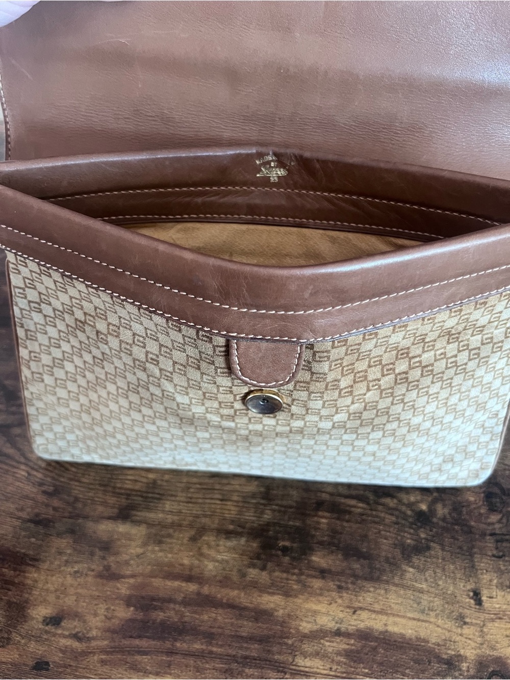 Vintage 80s Gucci Beige/Tan Monogram Clutch with Gold Lock - Picture 8 of 16